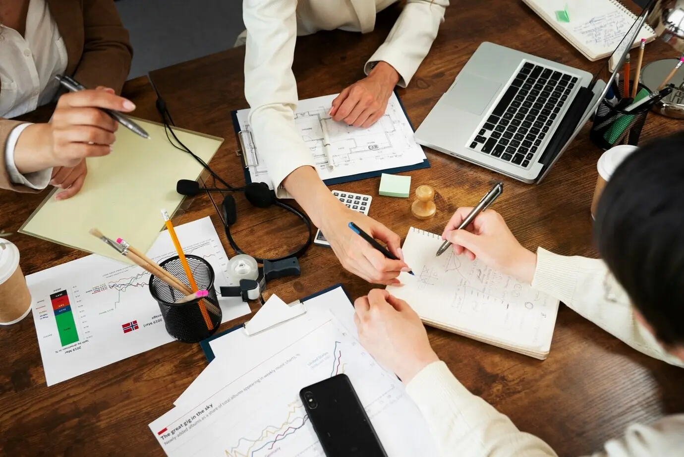 Menschen, die in einem eleganten und gemütlichen Bürobereich arbeiten