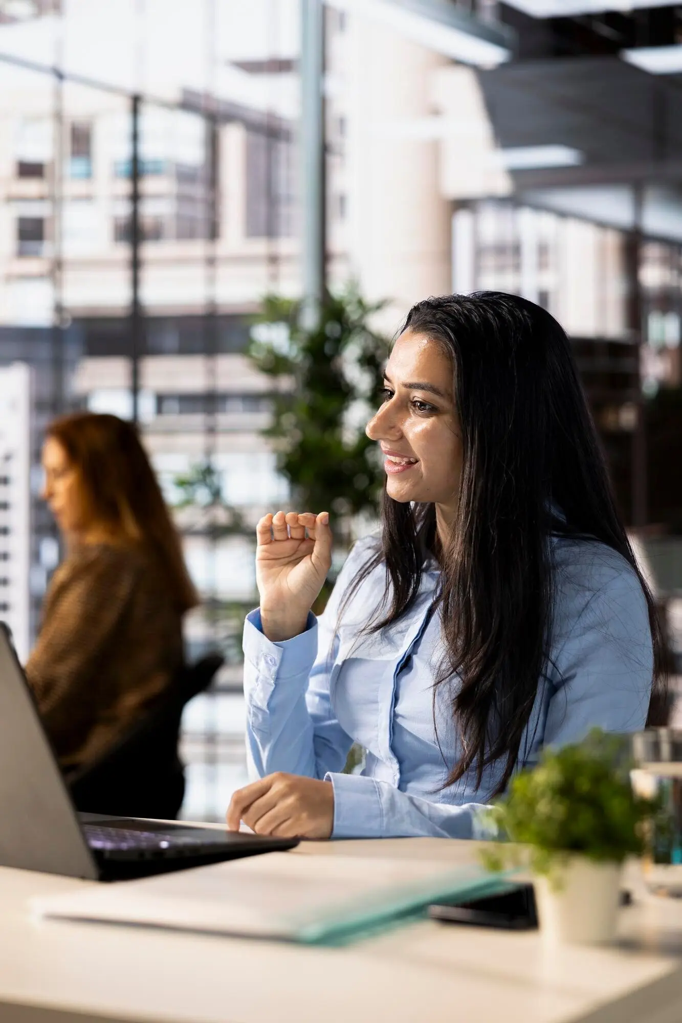 General Manager, der ein digitales Meeting über das Internetnetzwerk leitet.