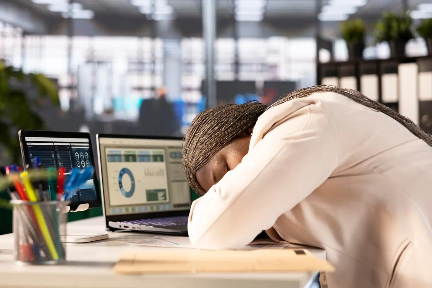 Erschöpfter Manager, der unter Burnout leidet, während er Verwaltungsrichtlinien überprüft