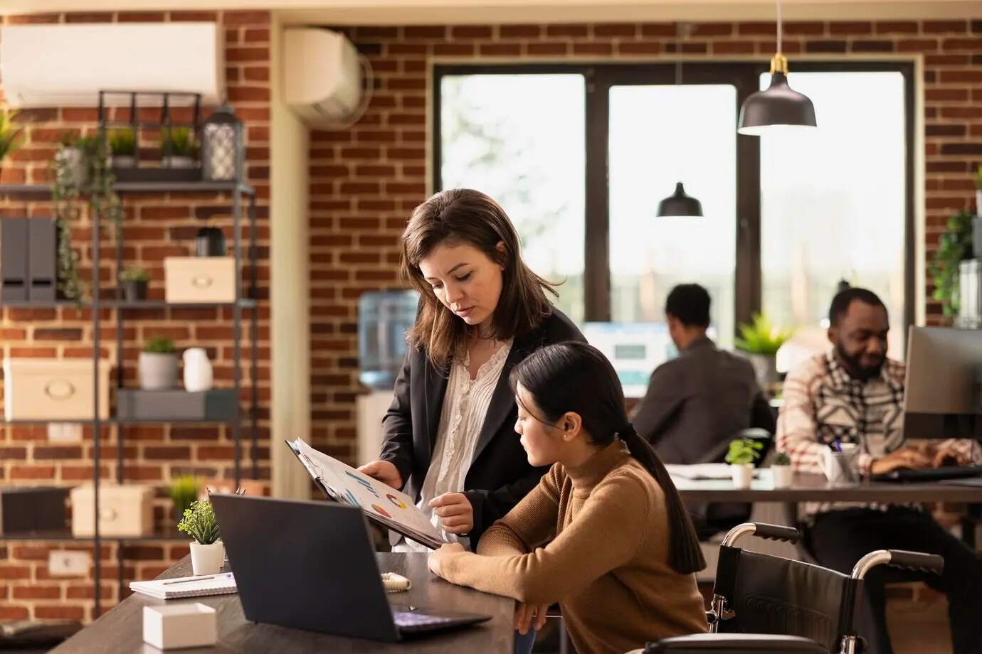 Mitarbeitende führen ein geschäftliches Gespräch.