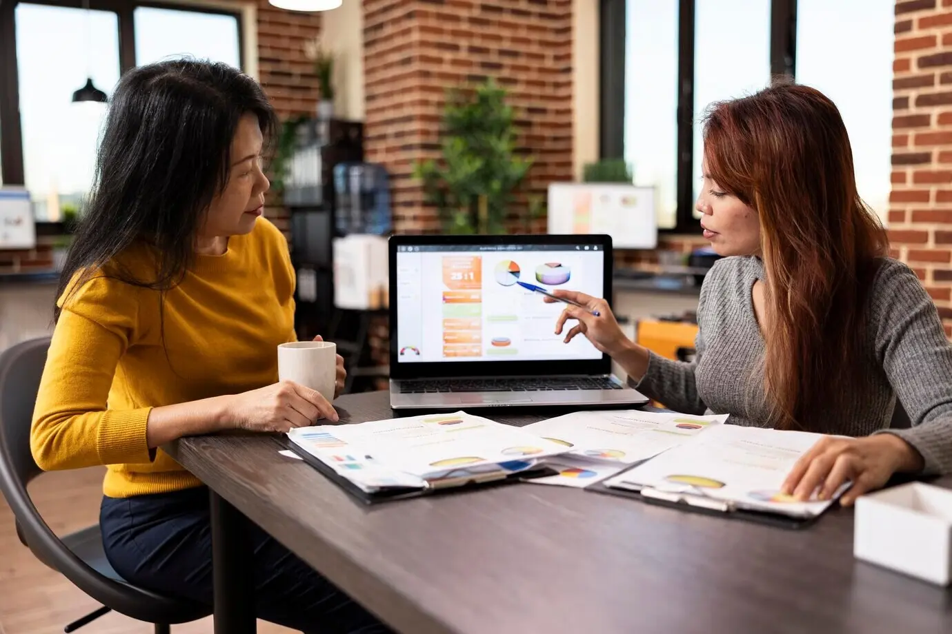 Unternehmensberater im Gespräch mit einem Kunden